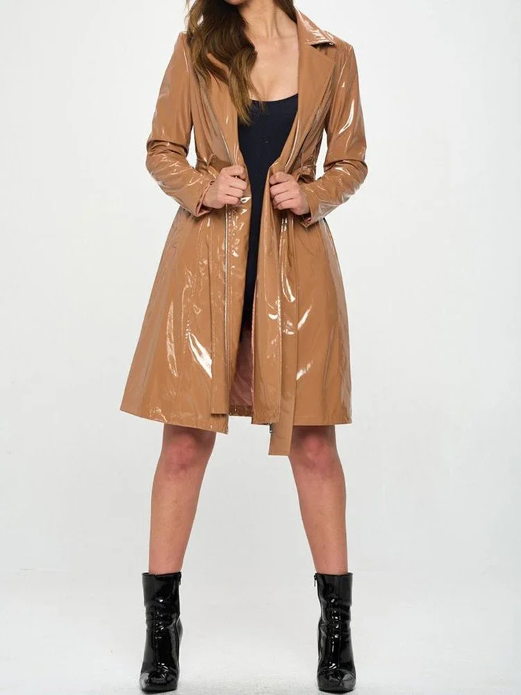 Trench Coat Formal - Płaszcz damski z błyszczącej sztucznej skóry