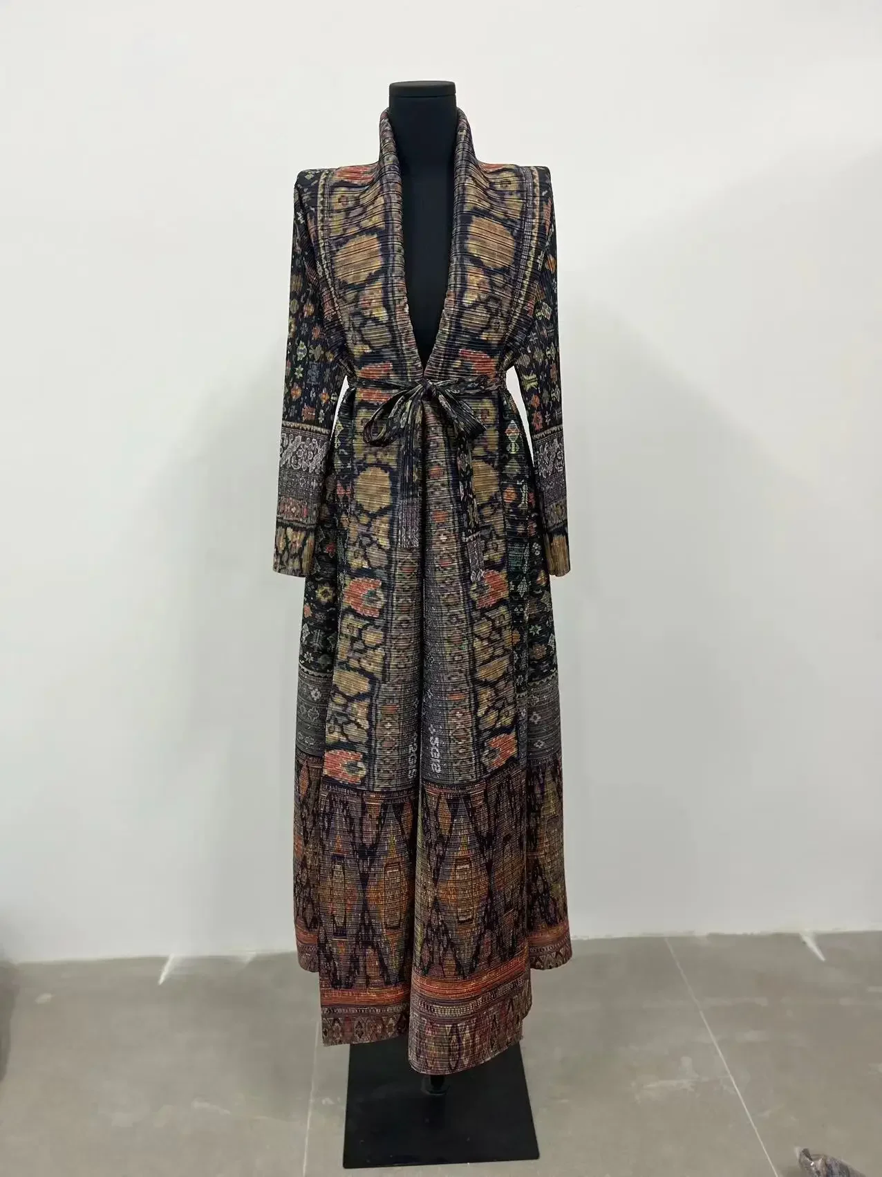 Miyake Plisowany nadruk Składa – Trench Coat Formal recenzja i cena